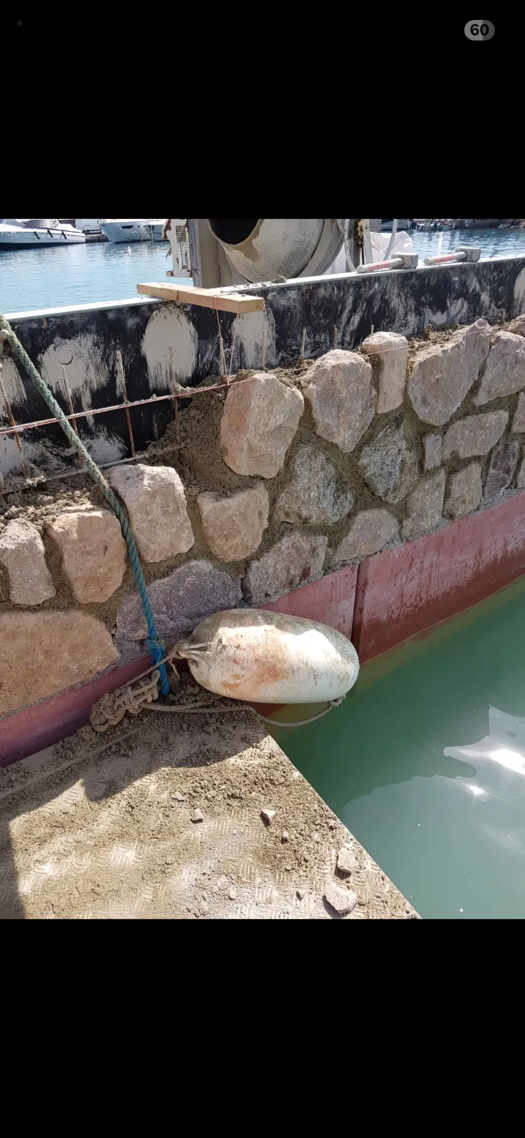 Édification d un mur en pierres maçonnées en bord de mer à Mandelieu-la-Napoule