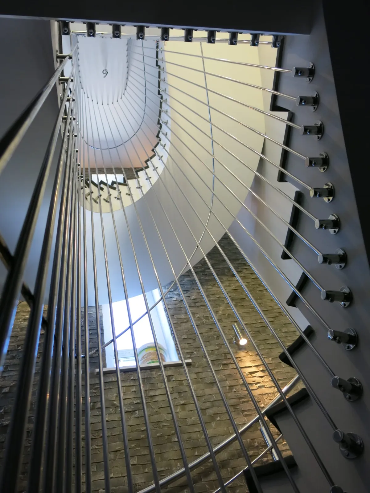 Installation dun garde-corps vertical design pour cage descalier