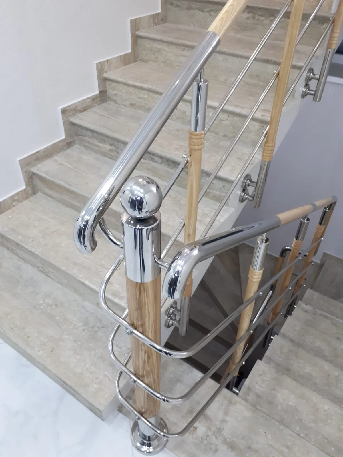 Installation dun garde-corps vertical design pour cage descalier, photo 2