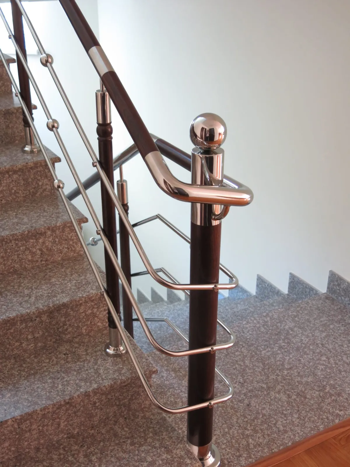 Installation dun garde-corps vertical design pour cage descalier, photo 3