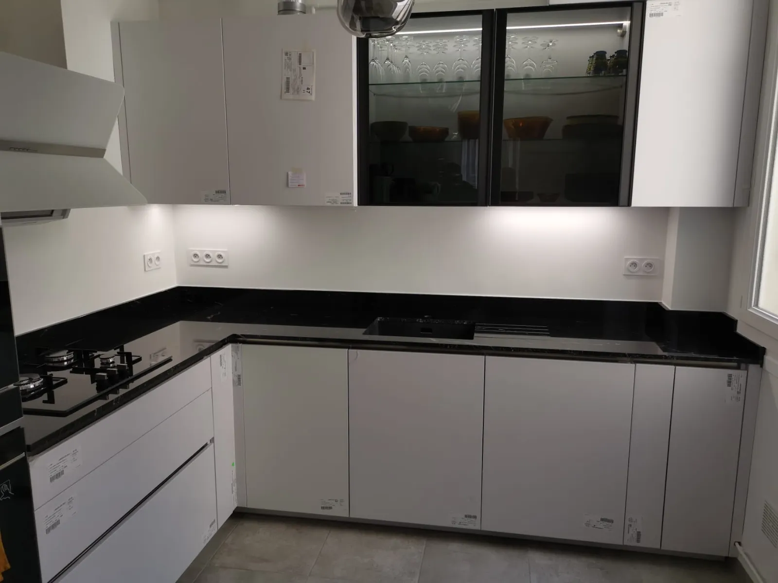 Agencement sur mesure d'une cuisine moderne et optimisée en angle, photo 2