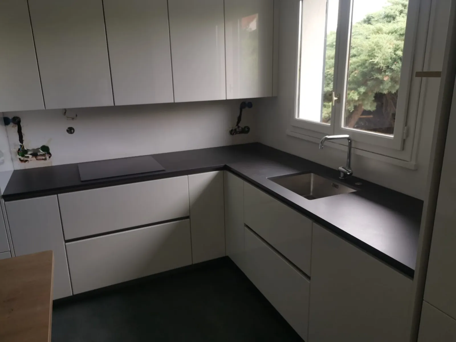 Agencement sur mesure d'une cuisine moderne et optimisée en angle, photo 3