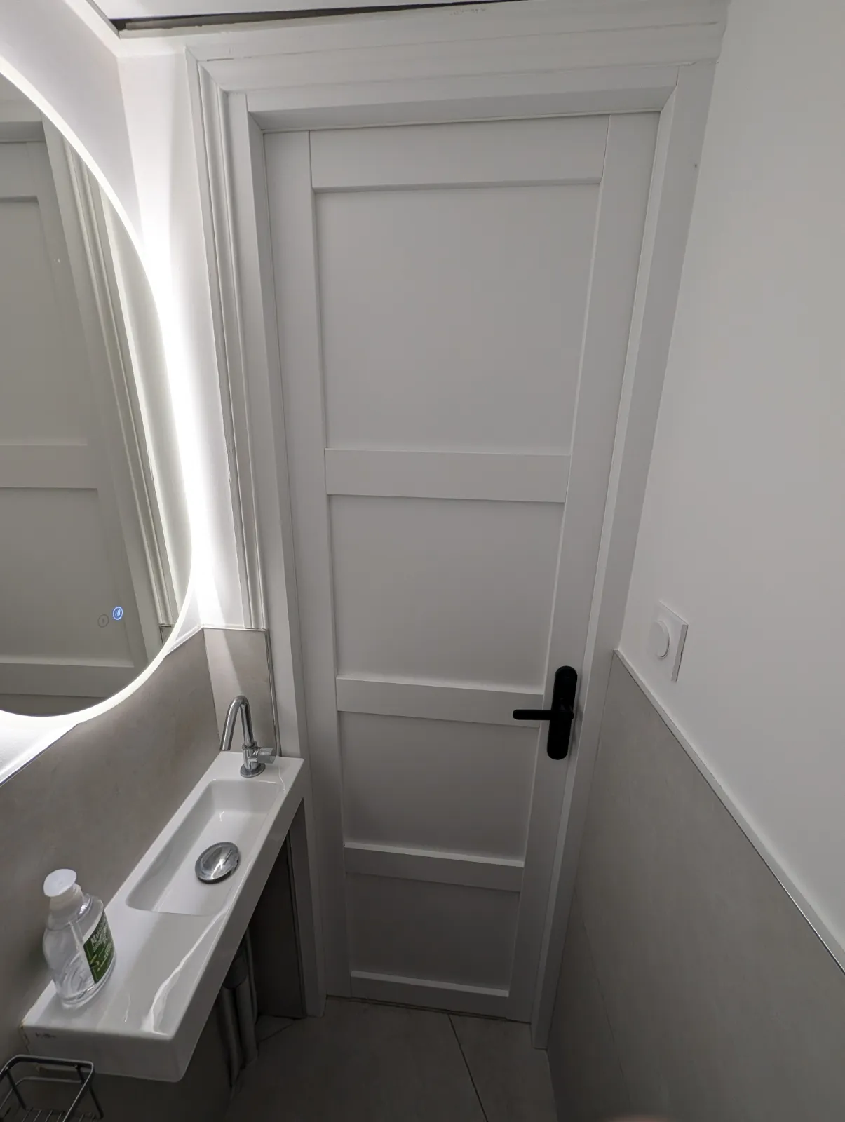 Aménagement moderne d'un espace sanitaire avec lave-mains compact