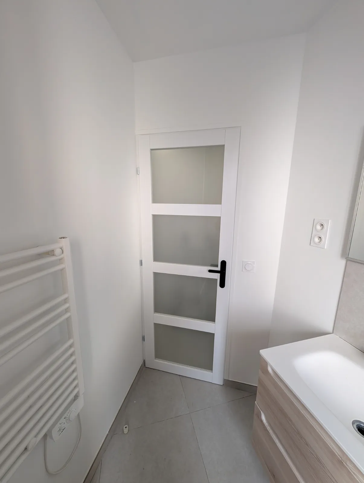 Aménagement moderne d'un espace sanitaire avec lave-mains compact, photo 2