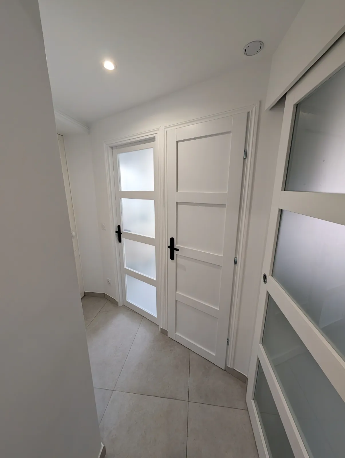 Aménagement moderne d'un espace sanitaire avec lave-mains compact, photo 3